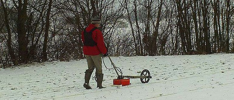 Der Geophysiker Dr. Harald von der Osten mit einem Georadargerät die römischen Baustrukturen im Untergrund des römischen Kastells von Halheim (Foto: Stadt Ellwangen)
