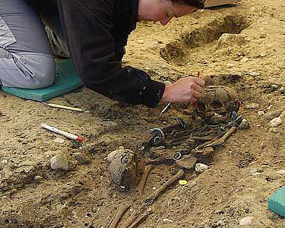 Cornelia Schlup beim Ausgraben des latènezeitlichen Grabs eines vierjährigen Mädchens mit reichem Bronzeschmuck (3. Jh. v. Chr.) (Foto: Archäologischer Dienst Kanton Bern)