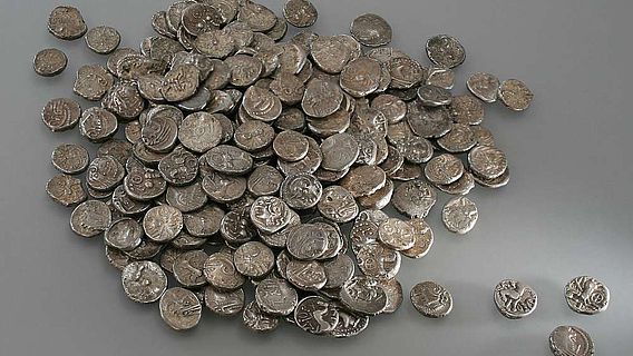 293 Silbermünzen, der größte keltische Hort mit Edelmetallmünzen aus der Schweiz