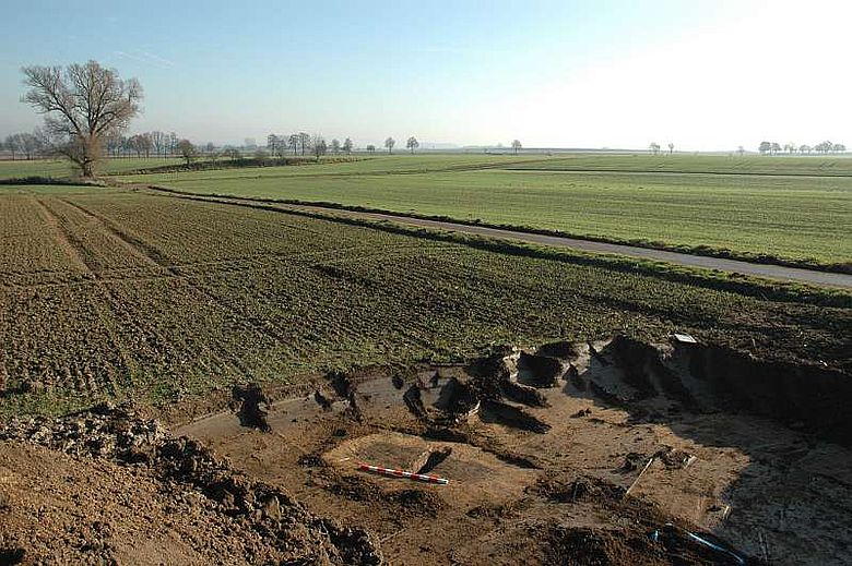 Bereits im vergangenen Jahr konnten die LWL-Archäologen die ersten Gräber aus der Zeit der Linienbandkeramik in Warburg sichern. Inzwischen dokumentierten die Wissenschaftler über 20 Grabstätten. (Foto: LWL/M.Hahne)