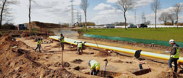 Werne-Stockum. Auf der Trasse werden die freigebaggerten mittelalterlichen Befunde zügig archäologisch bearbeitet