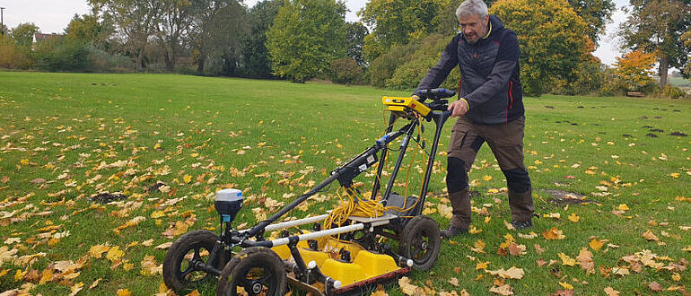Auf der Suche nach Resten einer historischen Gartenanlage vermisst der Archäologe Klaus Löcker (ZAMG) mit einem Bodenradarsystem den Park des Schlosses Broock. Foto Immo Trinks