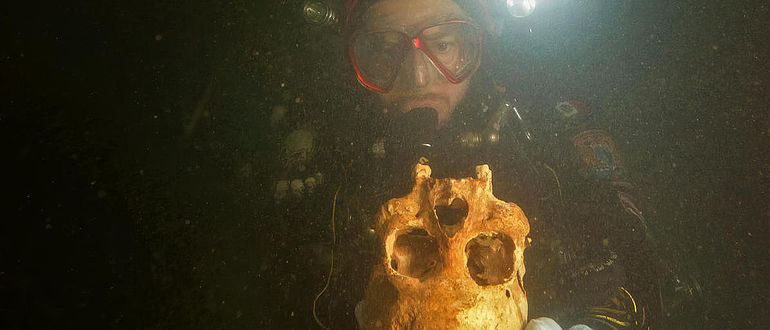 Taucher mit Schädel in der Chan-Hol-Höhle