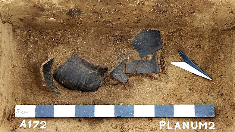 Verzierte Keramik der jüngeren Römischen Kaiserzeit in Fundlage