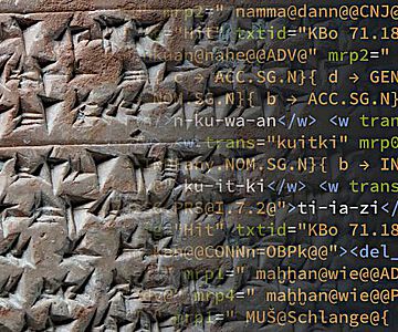 Von der Keilschrift zum Code: Ausschnitt aus einem 2024 in Boğazköy-Hattuša gefundenen hethitischen Keilschrifttext im Foto und XML-Text