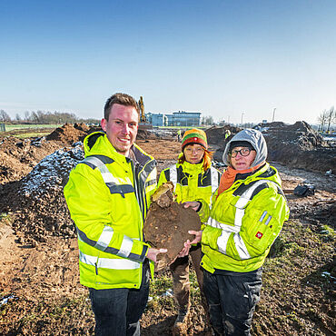 Jan Rosbeck (Stadtarchäologe), Rebecca Mehmen (Fachstudentin RUB Bochum) und Martha zur-Schaepers (Grabungsleitung) zeigen einen ausgegrabenen Pferdekopf Jan Rosbeck (Stadtarchäologe), Rebecca Mehmen (Fachstudentin RUB Bochum) und Martha zur-Schaepers (Grabungsleitung) zeigen einen ausgegrabenen Pferdekopf