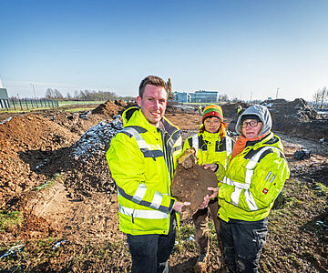 Jan Rosbeck (Stadtarchäologe), Rebecca Mehmen (Fachstudentin RUB Bochum) und Martha zur-Schaepers (Grabungsleitung) zeigen einen ausgegrabenen Pferdekopf