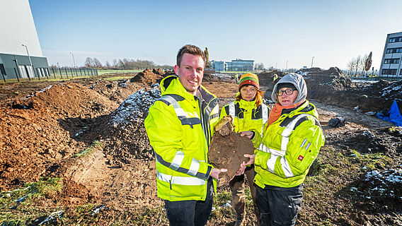 Jan Rosbeck (Stadtarchäologe), Rebecca Mehmen (Fachstudentin RUB Bochum) und Martha zur-Schaepers (Grabungsleitung) zeigen einen ausgegrabenen Pferdekopf