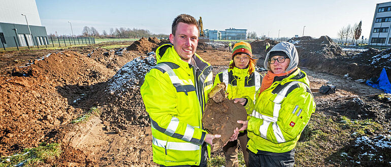 Jan Rosbeck (Stadtarchäologe), Rebecca Mehmen (Fachstudentin RUB Bochum) und Martha zur-Schaepers (Grabungsleitung) zeigen einen ausgegrabenen Pferdekopf Jan Rosbeck (Stadtarchäologe), Rebecca Mehmen (Fachstudentin RUB Bochum) und Martha zur-Schaepers (Grabungsleitung) zeigen einen ausgegrabenen Pferdekopf