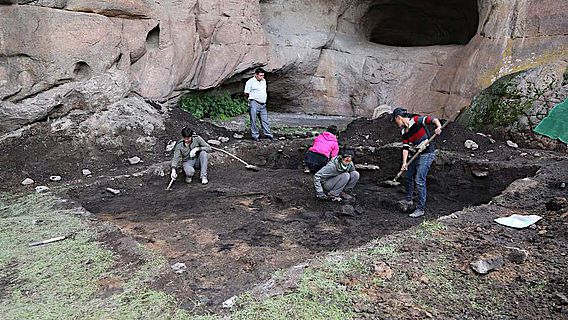 Dr. Xinying Zhou und sein Team vom Institut für Paläontologie und Paläoanthropologie in Peking bei Ausgrabungen in der Tangtian-Höhle