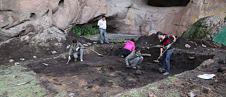 Dr. Xinying Zhou und sein Team vom Institut für Paläontologie und Paläoanthropologie in Peking bei Ausgrabungen in der Tangtian-Höhle