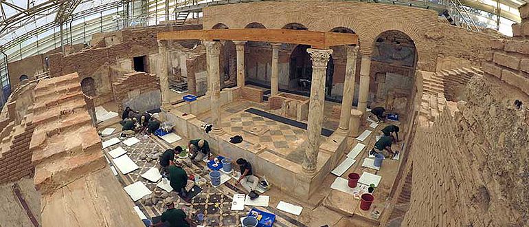 Restaurierungsarbeiten im Peristylhof