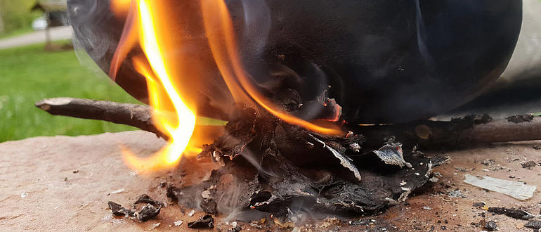 Experiment zur Herstellung von Birkenpech