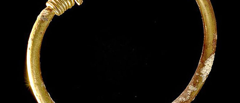 Armreif aus Gold mit eingebundenem Siegel aus Lapislazuli, ca. 1650-1550 v. Chr., aus der Südkammer der Nebengruft unter dem Königspalast von Qatna; Ausgrabungen Juli-August 2010 (Foto: Julia Gergovich)