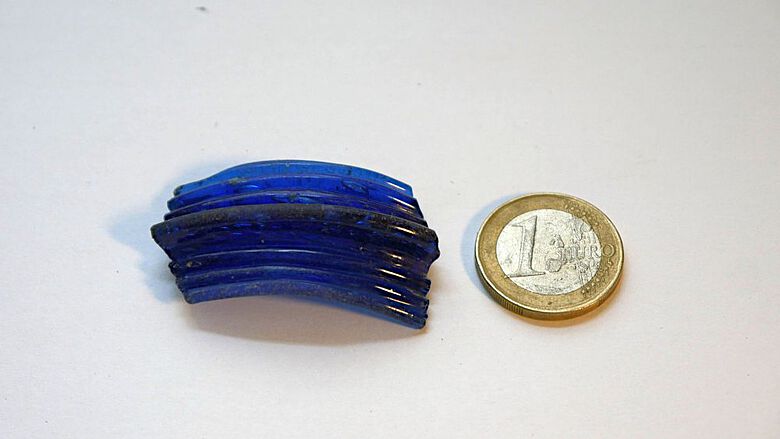 Das Fragment eines Armringes aus blauem Glas