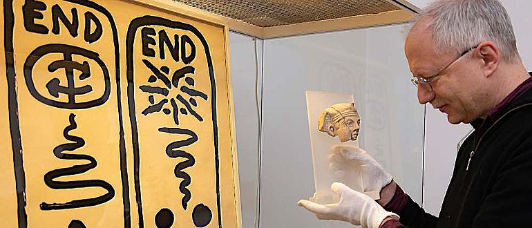 Prof. Dr. Ludwig D. Morenz vor der Vitrine "Königtum" im Ägyptischen Museum der Universität Bonn