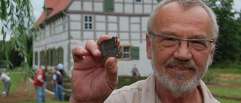 Klein aber fein: Zum Abschluss der Ausgrabungen der LWL-Archäologie für Westfalen in der Spenger Werburg hält Dr. Werner Best ein seltenes und für Westfalen einmaliges Pilgerzeichen in den Händen. (Foto: LWL/Burgemeister)