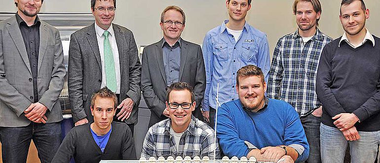 Trierer Forscher und Studenten mit Schiffsmodell