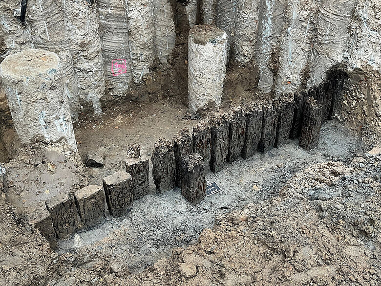 Römische Pfahlwand in Baugrube Römische Pfahlwand in Baugrube