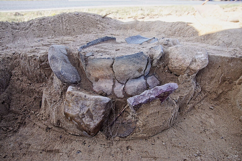 Urne in Steinpackung