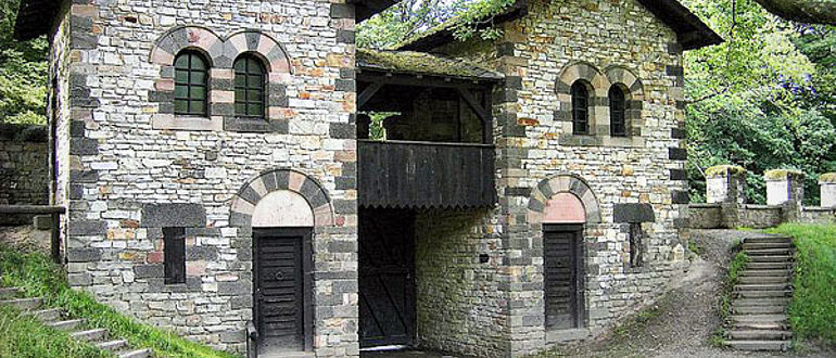 Porta Decumana der Saalburg (Rekonstruktion). Bild: Gorinin, CC-BY-SA