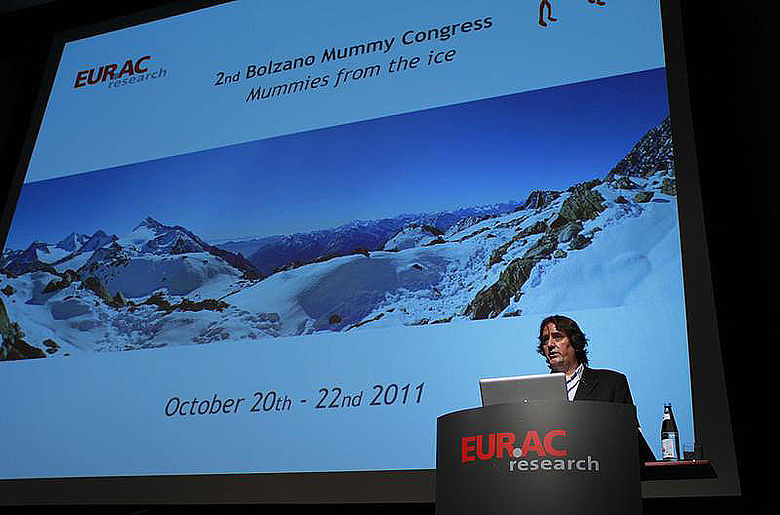 Albert Zink, Leiter des EURAC-Instituts für Mumien und den Iceman (Foto: EURAC)