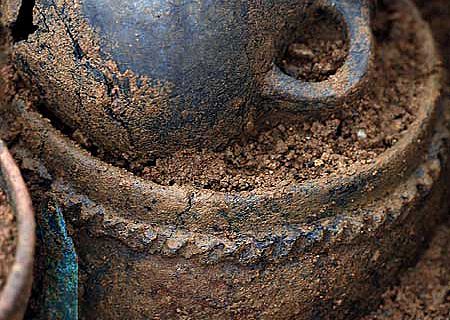 Detail einer Grabausstattung: Henkelgefäss und Topf weisen auf Speise und Trank als Grabbeigaben. Links unten: ein kleines Bronzemesser. (Foto: Kantonsarchäologie Zürich)