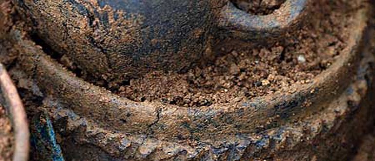 Detail einer Grabausstattung: Henkelgefäss und Topf weisen auf Speise und Trank als Grabbeigaben. Links unten: ein kleines Bronzemesser. (Foto: Kantonsarchäologie Zürich)