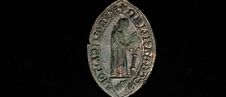 Mittelalterlicher Siegelstempel vom Fuß der Pfalzmauer