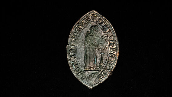 Mittelalterlicher Siegelstempel vom Fuß der Pfalzmauer Mittelalterlicher Siegelstempel vom Fuß der Pfalzmauer