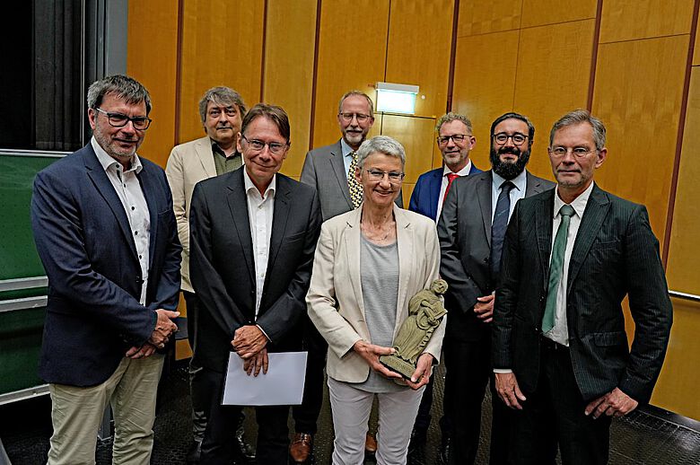 Prof. Dr. Christoph Schäfer, Prof. Dr. Frank Daubner, Prof. Dr. Uwe Jun, Prof. Dr. Torsten Mattern, Preisträgerin Prof. Dr. Therese Fuhrer, Prof. Dr. Andreas Regelsberger, JProf. Dr. Diego De Brasi und Prof. Dr. Stephan Busch