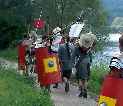 Mit dem Gepäck an der Donau entlang. (Foto: Hans-Christian Dirscherl) Mit dem Gepäck an der Donau entlang. (Foto: Hans-Christian Dirscherl)