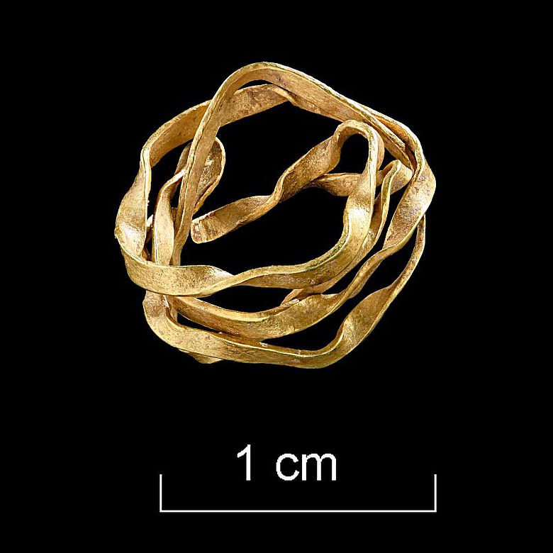 Das Spiralröllchen aus Golddraht fand sich als Beigabe in einem frühbronzezeitlichen Frauengrab