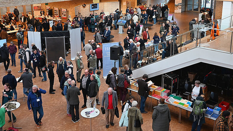 Besucher des Archäologie-Tages im Foyer