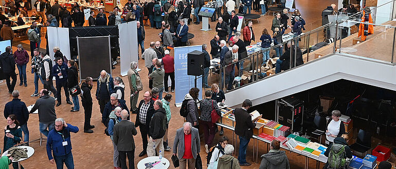 Besucher des Archäologie-Tages im Foyer