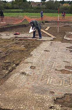 Überblick über das freigelegte Mosaik in Lopen. (Foto: Somerset County Council und English Heritage) Überblick über das freigelegte Mosaik in Lopen. (Foto: Somerset County Council und English Heritage)