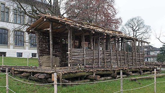 Haus aus der Jungsteinzeit im Originalmassstab