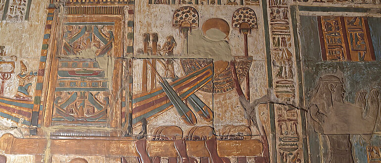 Schrein des Chnum auf Wandbild im Tempel von Esna