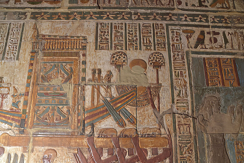 Schrein des Chnum auf Wandbild im Tempel von Esna