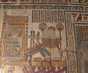 Schrein des Chnum auf Wandbild im Tempel von Esna