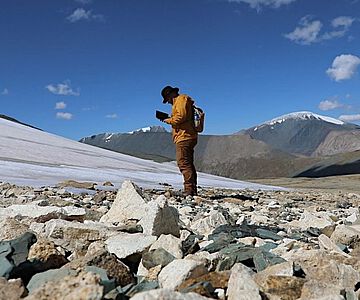 Archäologische Untersuchung am Rande eines Eisfeldes im Altai-Gebirge