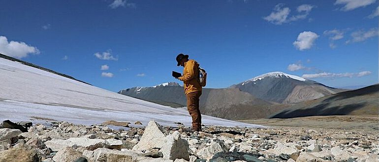 Archäologische Untersuchung am Rande eines Eisfeldes im Altai-Gebirge