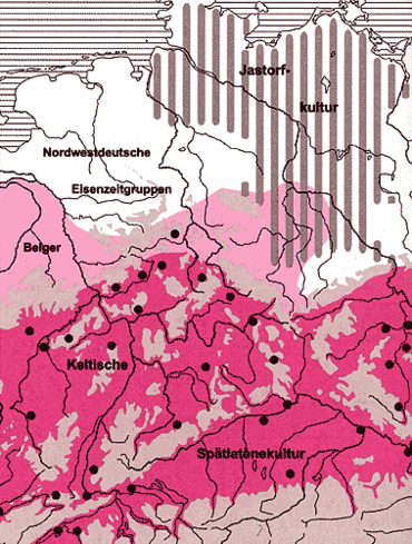 Archäologische Kulturgruppen im 2. bis 1. Jahrhundert v. Chr. Während sich im südlichen Mitteleuropa über weite Gebiete eine relativ einheitliche spätkeltische Kultur findet, sind im späteren Germanien in der vorrömischen Eisenzeit noch wesentlich deutlicher unterscheidbare kulturelle Gruppierungen erkennbar. Schwarze Punkte markieren Oppida und oppidum-artige Orte. Rötlich: Kern- und Randzone der späten Latènekultur. (nach RAETZEL-FABIAN 2001, 154 Abb. 200, mit Änderungen) Archäologische Kulturgruppen im 2. bis 1. Jahrhundert v. Chr. Während sich im südlichen Mitteleuropa über weite Gebiete eine relativ einheitliche spätkeltische Kultur findet, sind im späteren Germanien in der vorrömischen Eisenzeit noch wesentlich deutlicher unterscheidbare kulturelle Gruppierungen erkennbar. Schwarze Punkte markieren Oppida und oppidum-artige Orte. Rötlich: Kern- und Randzone der späten Latènekultur. (nach RAETZEL-FABIAN 2001, 154 Abb. 200, mit Änderungen)