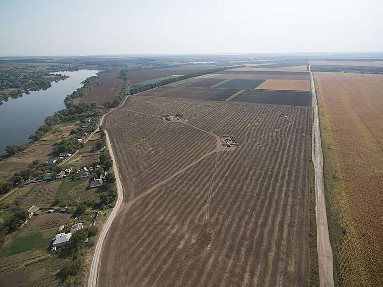 Luftbild des 200 Hektar großen Siedlungsareals der Tripolye mega-site Maidanetske mit Grabungsflächen
