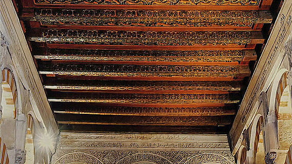 Holzdecke der Moschee des 10. Jahrhunderts