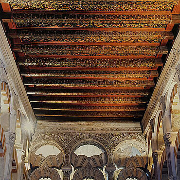 Holzdecke der Moschee des 10. Jahrhunderts Holzdecke der Moschee des 10. Jahrhunderts