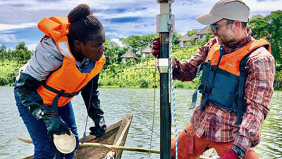 Sedimentkern-Probenahme in tropischem See