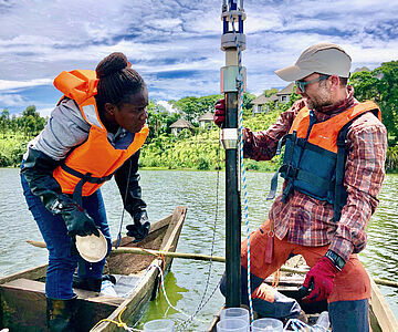 Sedimentkern-Probenahme in tropischem See