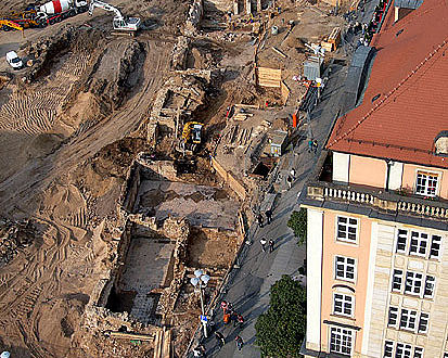 Mauerbefunde der historischen Randbebauung am östlichen Altmarkt von Dresden (Foto: C. Schubert, © Landesamt für Archäologie Sachsen)