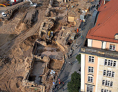 Mauerbefunde der historischen Randbebauung am östlichen Altmarkt von Dresden (Foto: C. Schubert, © Landesamt für Archäologie Sachsen)